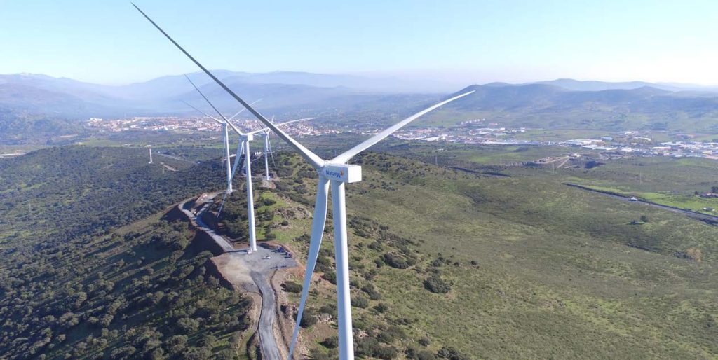 vista aérea de parque eólico en plasencia Cáceres